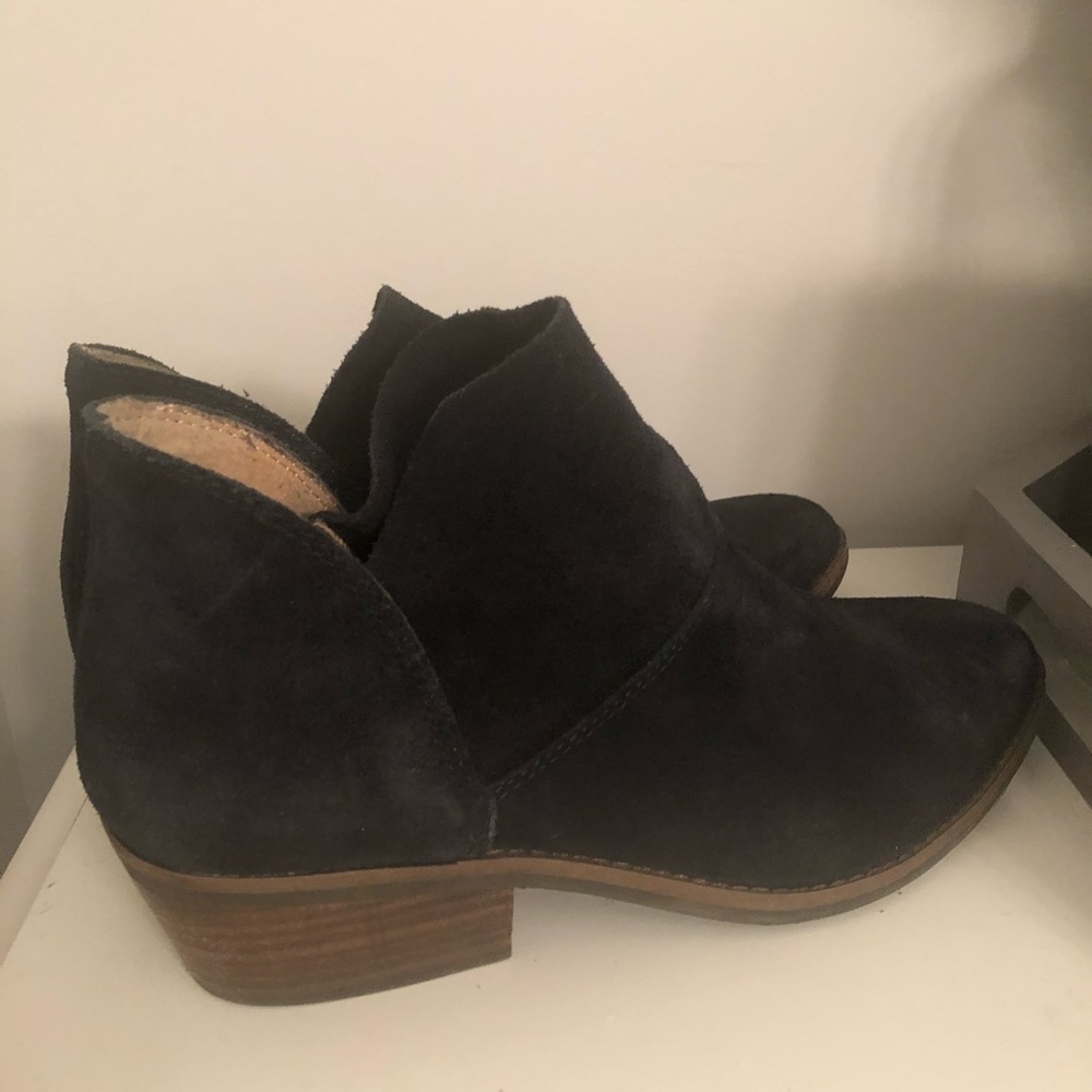 💥Navy Lucky Brand Suede Booties. 💥 - Picture 3 of 6